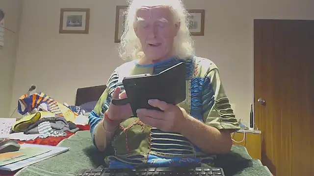 Snapshot of WaverlyKernow chatting on February 12, 2026, 4:40 pm WaverlyKernow online show from February 12, 2026, 4:40 pm