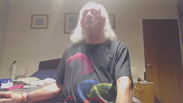 Snapshot of WaverlyKernow chatting on April 7, 2026, 6:43 pm WaverlyKernow online show from April 7, 2026, 6:43 pm