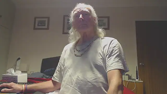 Snapshot of WaverlyKernow chatting on December 23, 2025, 8:02 am WaverlyKernow online show from December 23, 2025, 8:02 am