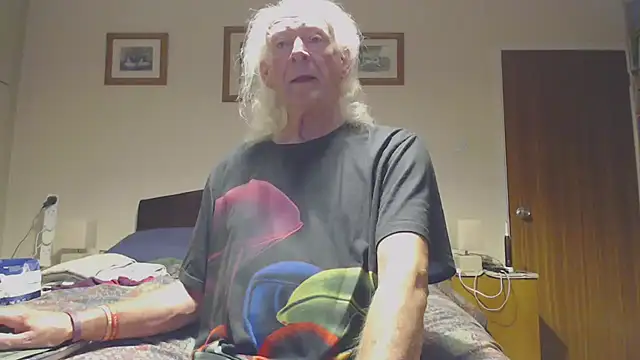 Snapshot of WaverlyKernow chatting on April 6, 2026, 2:18 am WaverlyKernow online show from April 6, 2026, 2:18 am