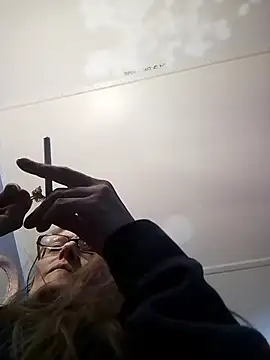 Snapshot of beelzebubblesxo chatting on November 20, 2025, 2:40 pm beelzebubblesxo online show from November 20, 2025, 2:40 pm