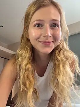 Snapshot of LunaRase chatting on February 12, 2026, 6:35 am LunaRase online show from February 12, 2026, 6:35 am