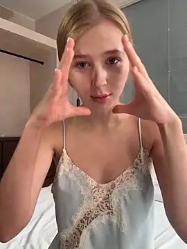 Snapshot of LunaRase chatting on February 19, 2026, 6:54 am LunaRase online show from February 19, 2026, 6:54 am