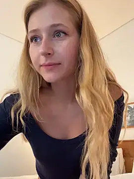 Snapshot of LunaRase chatting on February 11, 2026, 5:51 am LunaRase online show from February 11, 2026, 5:51 am