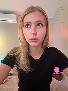 Snapshot of LunaRase chatting on March 23, 2026, 8:25 am LunaRase online show from March 23, 2026, 8:25 am