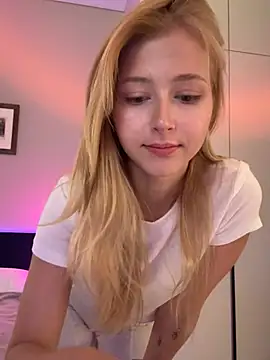 Snapshot of LunaRase chatting on March 16, 2026, 8:40 am LunaRase online show from March 16, 2026, 8:40 am