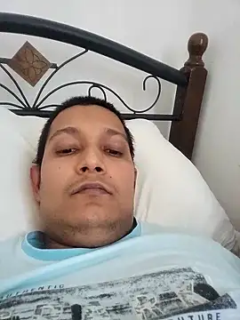 Snapshot of daddylove87 chatting on September 18, 2025, 1:36 pm daddylove87 online show from September 18, 2025, 1:36 pm