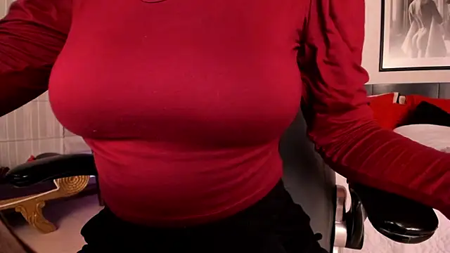 Snapshot of Moony_14 chatting on October 18, 2025, 1:35 pm Moony 14 online show from October 18, 2025, 1:35 pm