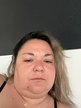 MikyVesela online show from May 11, 2026, 7:43 am