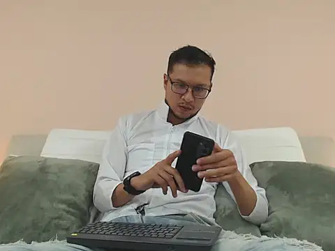 Snapshot of andy_loverxx chatting on March 29, 2026, 12:45 am andy loverxx online show from March 29, 2026, 12:45 am