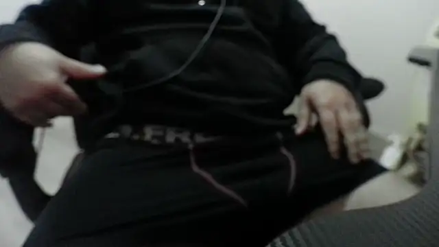 Snapshot of Dandi19 chatting on October 26, 2025, 5:35 pm Dandi19 online show from October 26, 2025, 5:35 pm