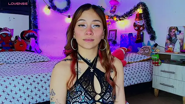 alisson zafiro  online show from December 4, 2025, 3:16 am