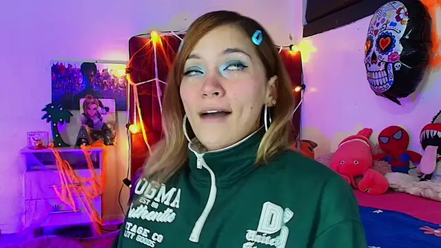 alisson zafiro  online show from October 30, 2025, 3:27 am