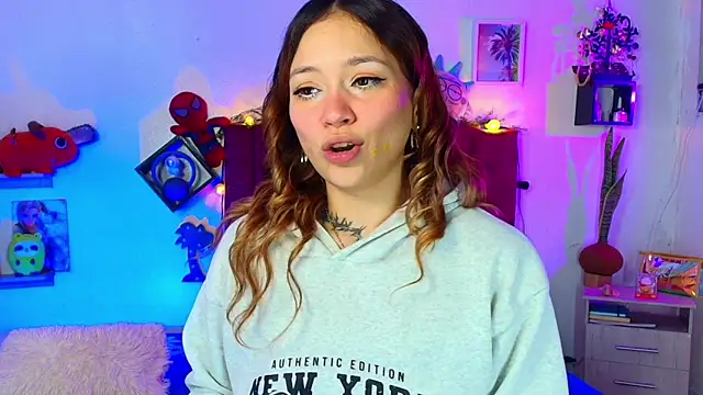 alisson zafiro  online show from February 27, 2026, 3:18 am