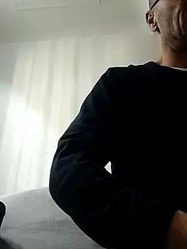 Snapshot of wedge75 chatting on November 3, 2025, 9:35 am wedge75 online show from November 3, 2025, 9:35 am