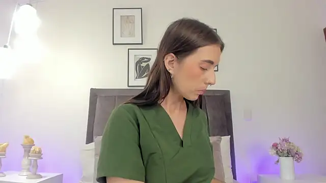 Snapshot of helen_mooree chatting on June 18, 2026, 12:54 pm helen mooree online show from June 18, 2026, 12:54 pm