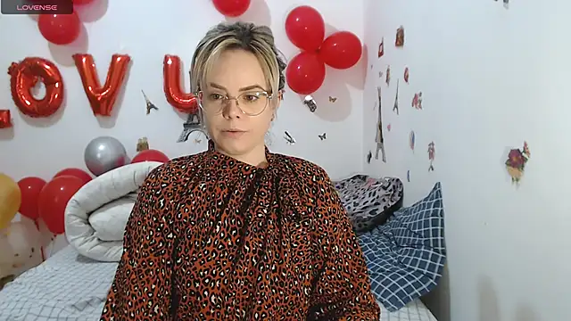 Snapshot of hotmilf4uxxx chatting on February 23, 2026, 11:11 am hotmilf4uxxx online show from February 23, 2026, 11:11 am