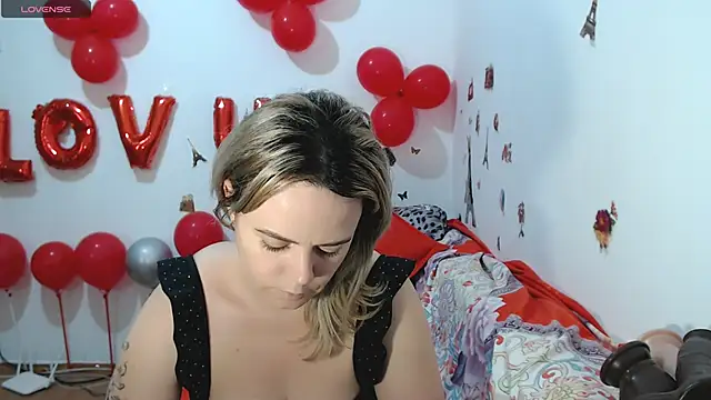 Snapshot of hotmilf4uxxx chatting on March 5, 2026, 11:51 am hotmilf4uxxx online show from March 5, 2026, 11:51 am