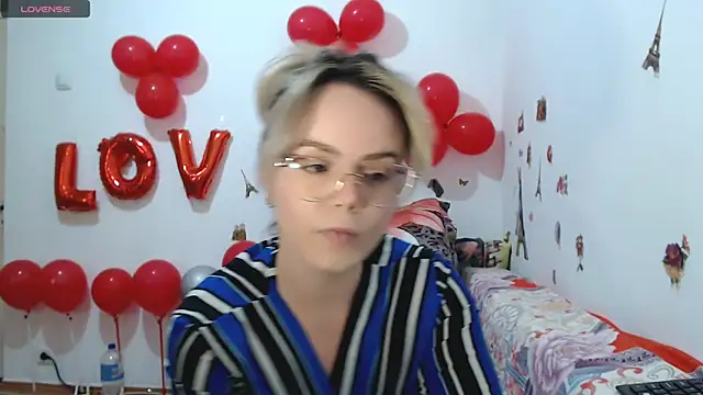 Snapshot of hotmilf4uxxx chatting on March 4, 2026, 11:18 am hotmilf4uxxx online show from March 4, 2026, 11:18 am