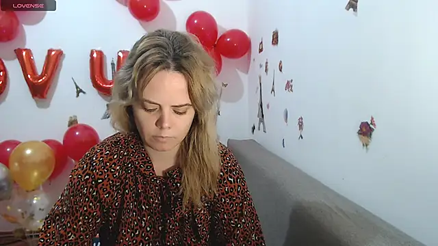 Snapshot of hotmilf4uxxx chatting on February 17, 2026, 11:18 am hotmilf4uxxx online show from February 17, 2026, 11:18 am