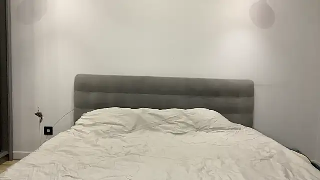 Embersweetbunny online show from December 16, 2025, 6:06 am