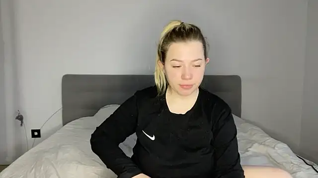 Embersweetbunny online show from December 18, 2025, 7:46 am