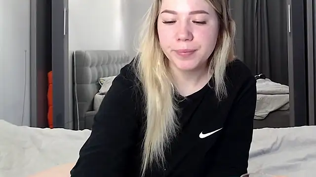 Embersweetbunny online show from February 1, 2026, 6:33 am