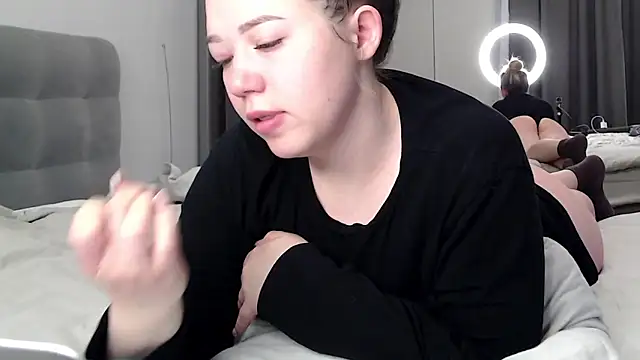 Embersweetbunny online show from February 3, 2026, 6:22 am