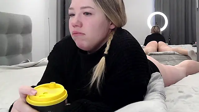 Embersweetbunny online show from February 4, 2026, 6:41 am