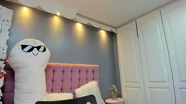 IssadoraJames online show from November 11, 2025, 8:14 pm