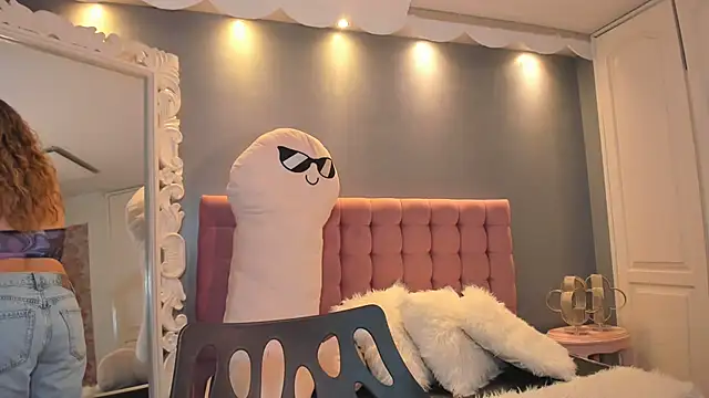 IssadoraJames online show from October 8, 2025, 7:36 pm