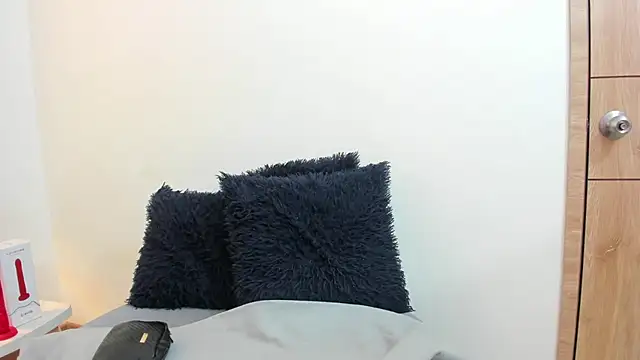 Lizzie Williams  online show from December 15, 2025, 3:01 am