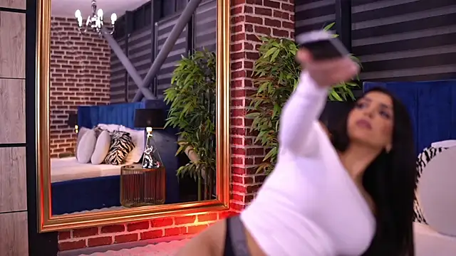 NicoleCellini online show from October 16, 2025, 6:16 pm