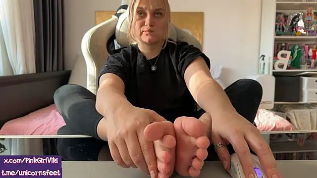 unicornsfeet online show from April 13, 2026, 2:43 pm