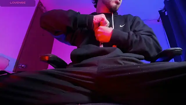 Snapshot of s_sven03 chatting on December 16, 2025, 7:45 am s sven03 online show from December 16, 2025, 7:45 am