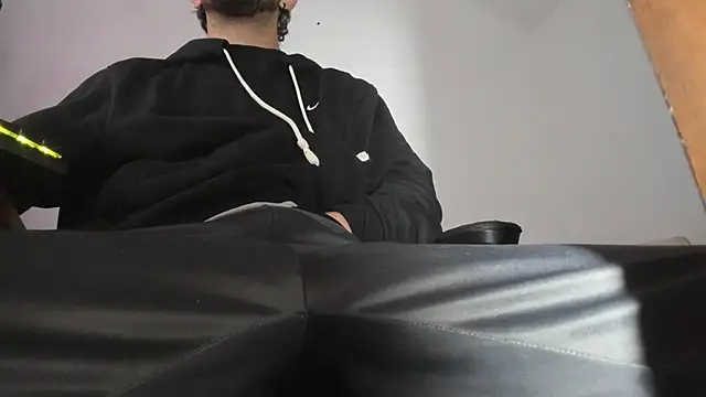 Snapshot of s_sven03 chatting on November 14, 2025, 10:52 am s sven03 online show from November 14, 2025, 10:52 am