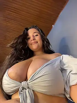 Snapshot of Taylortits chatting on August 4, 2026, 1:37 pm Taylortits online show from August 4, 2026, 1:37 pm