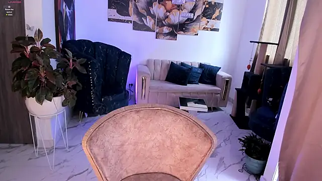 Snapshot of pretty_pettite chatting on February 6, 2026, 7:10 pm pretty pettite online show from February 6, 2026, 7:10 pm