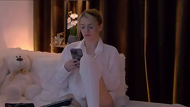 Snapshot of TinaHarley chatting on February 18, 2026, 4:47 pm TinaHarley online show from February 18, 2026, 4:47 pm