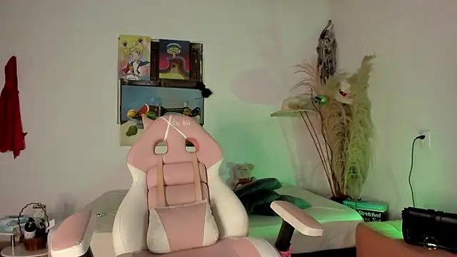 Snapshot of lovely_kitt chatting on March 6, 2026, 1:22 am lovely kitt online show from March 6, 2026, 1:22 am