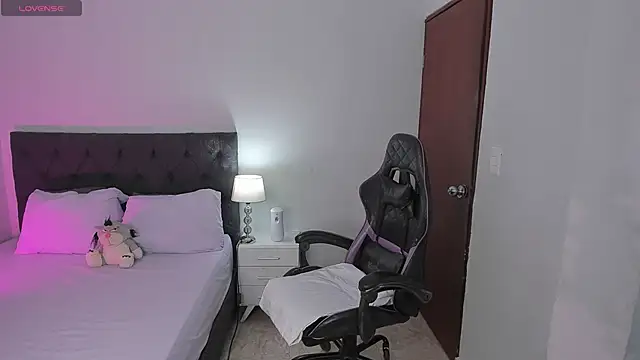 Snapshot of evelyn_23 chatting on October 21, 2025, 2:27 pm evelyn 23 online show from October 21, 2025, 2:27 pm