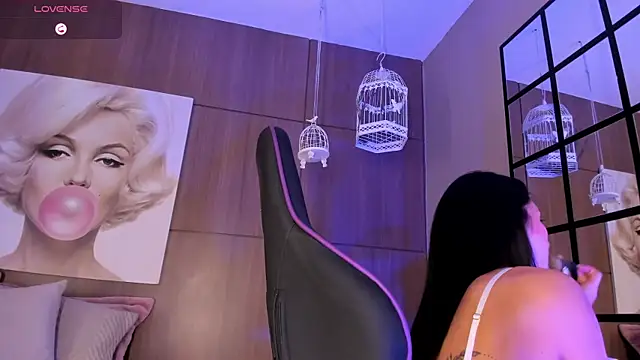 Snapshot of AgattaDuque chatting on October 17, 2025, 10:55 pm AgattaDuque online show from October 17, 2025, 10:55 pm