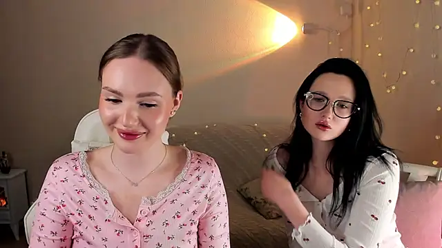 Snapshot of MishkaMe chatting on November 24, 2025, 1:44 pm MishkaMe online show from November 24, 2025, 1:44 pm