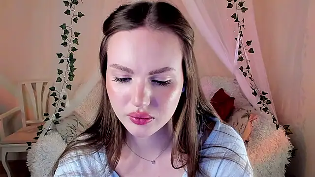 Snapshot of MishkaMe chatting on November 9, 2025, 2:10 pm MishkaMe online show from November 9, 2025, 2:10 pm