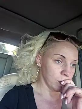 Snapshot of TiaDunn chatting on October 9, 2025, 9:37 pm TiaDunn online show from October 9, 2025, 9:37 pm