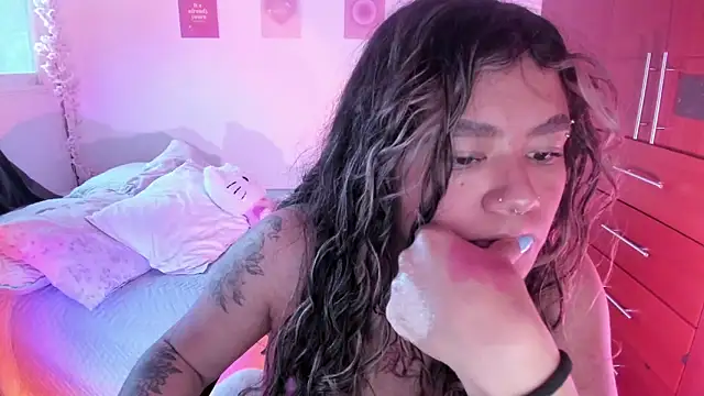 StephaniFox online show from October 7, 2025, 10:44 pm