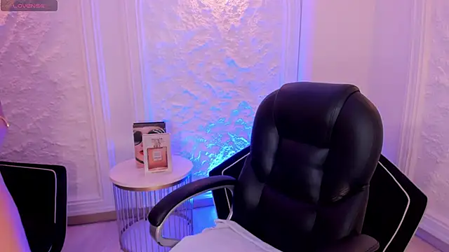 Snapshot of ViolettCastel chatting on October 8, 2025, 6:41 pm ViolettCastel online show from October 8, 2025, 6:41 pm