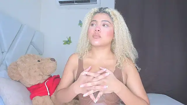 sofiacastillo01 online show from February 13, 2026, 3:45 pm