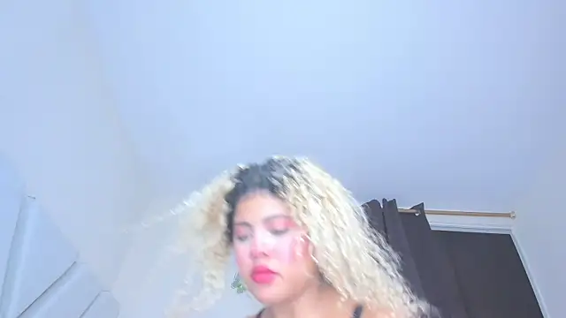 sofiacastillo01 online show from April 24, 2026, 6:32 pm