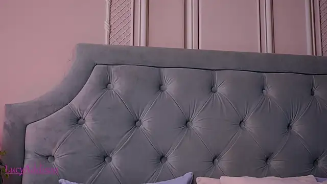 Snapshot of LucyAddison chatting on November 6, 2025, 3:43 am LucyAddison online show from November 6, 2025, 3:43 am